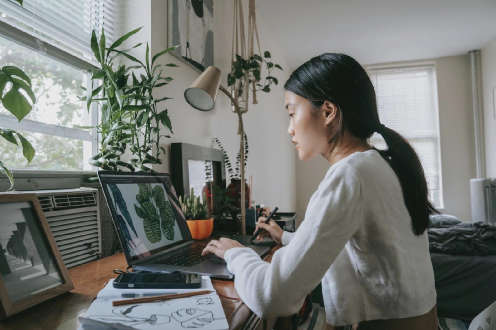 Moderne Arbeitsplätze mit professionellen Grafiktablets und Monitoren